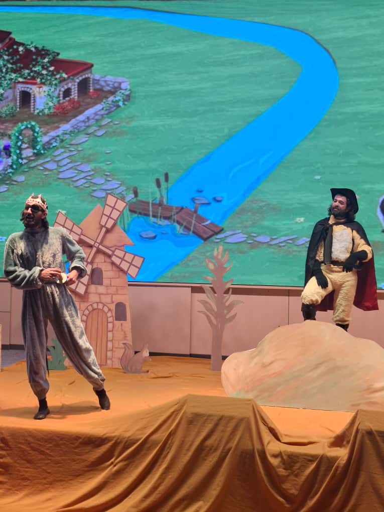 Füzuli teatrı orta məktəb şagirdləri qarşısında 