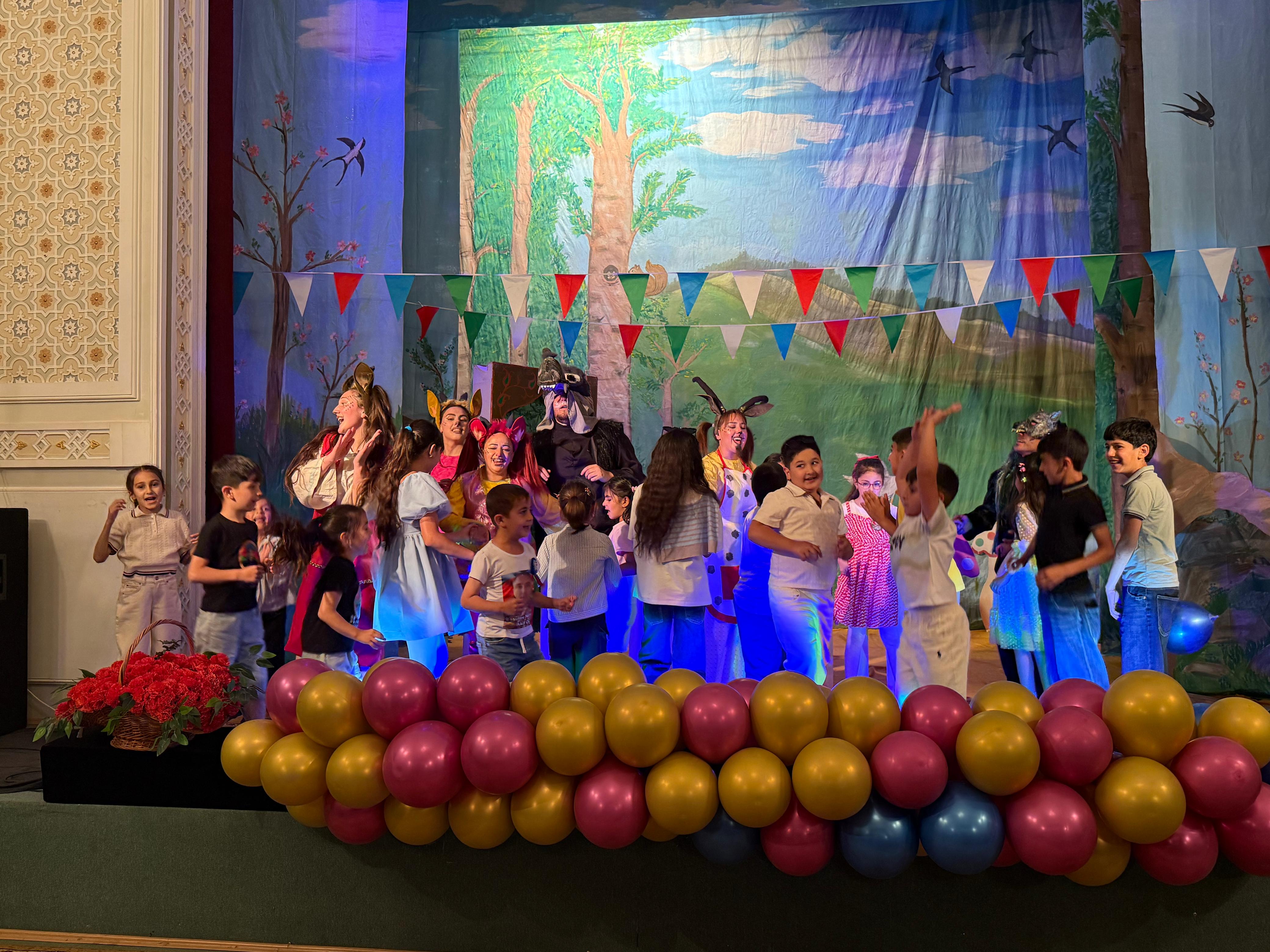 Füzuli teatrında 1 İyun – Uşaqların Beynəlxalq Müdafiəsi Günü münasibətilə tədbir keçirilib