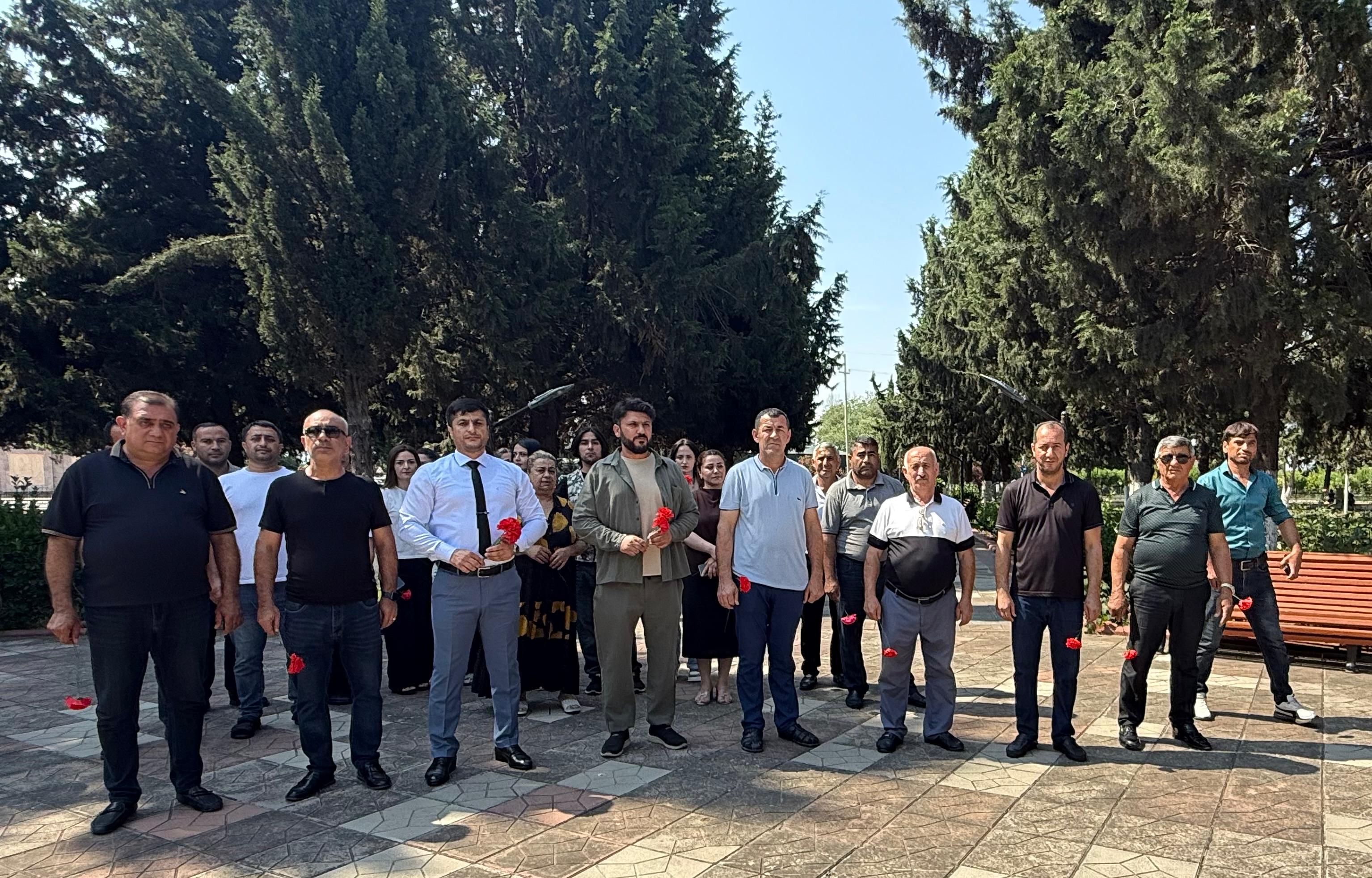 Füzuli teatrının kollektivi 26 İyun – Silahlı Qüvvələr Günü münasibətilə Qəhrəmanlar Parkını ziyarət edib