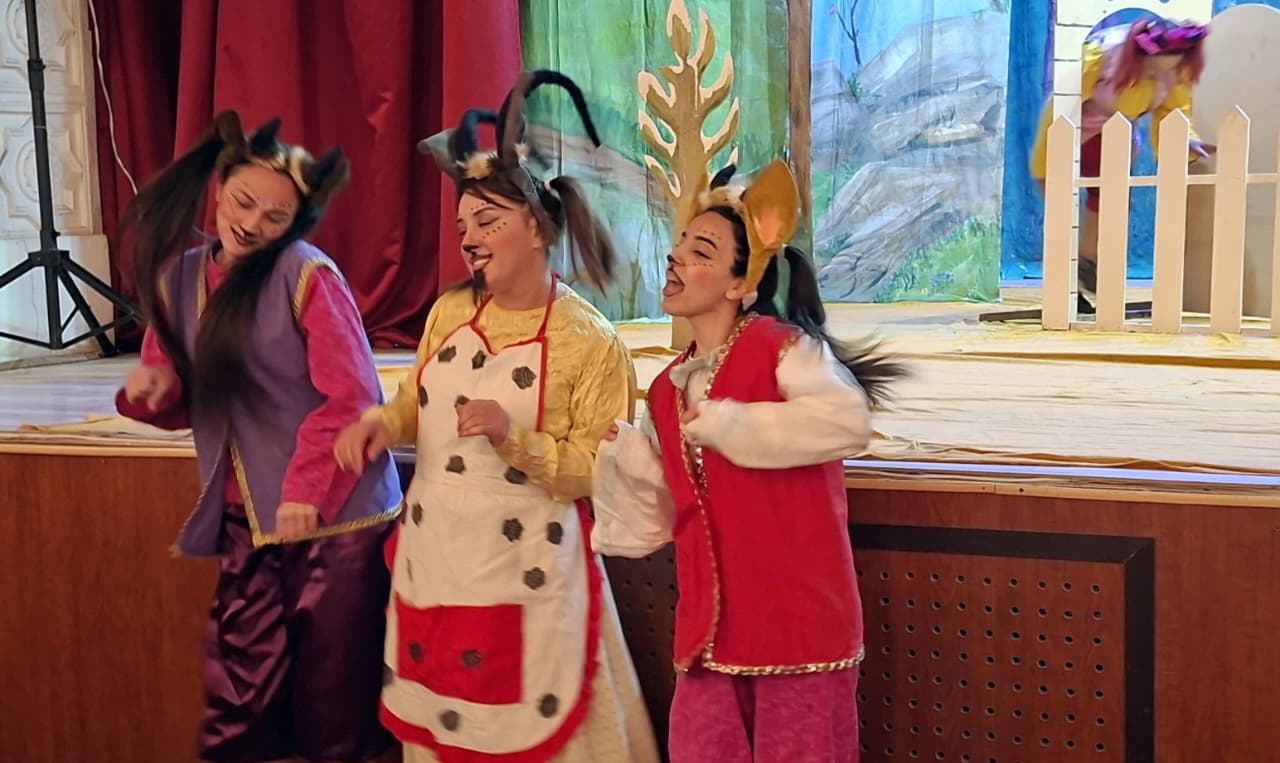 Füzuli teatrı İmişlidə “Şəngülüm, Şüngülüm, Məngülüm” nağıl-tamaşası ilə çıxış edib